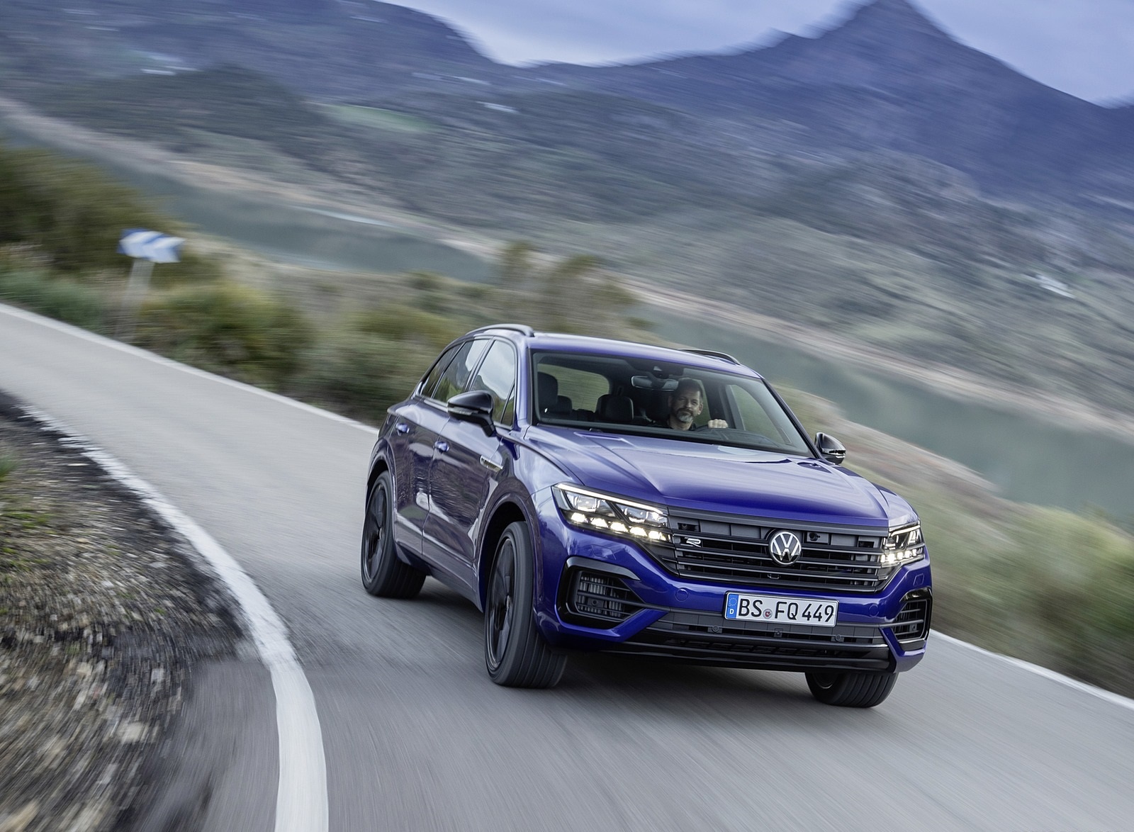 2021 Volkswagen Touareg R Plug-In Hybrid Front Three-Quarter Wallpapers (1)