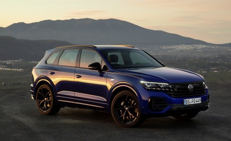 2021 Volkswagen Touareg R Plug-In Hybrid Front Three-Quarter Wallpapers 450x275 (26)