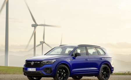 2021 Volkswagen Touareg R Plug-In Hybrid Front Three-Quarter Wallpapers 450x275 (18)