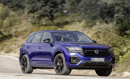 2021 Volkswagen Touareg R Plug-In Hybrid Front Three-Quarter Wallpapers 450x275 (3)