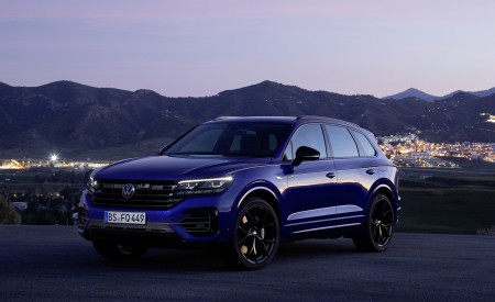 2021 Volkswagen Touareg R Plug-In Hybrid Front Three-Quarter Wallpapers 450x275 (27)