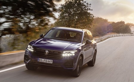 2021 Volkswagen Touareg R Plug-In Hybrid Front Three-Quarter Wallpapers 450x275 (12)