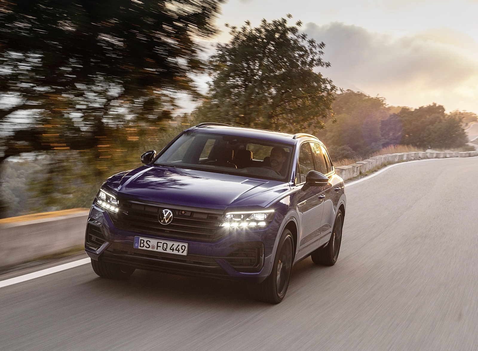 2021 Volkswagen Touareg R Plug-In Hybrid Front Three-Quarter Wallpapers (12)