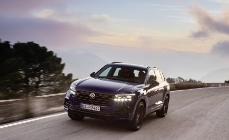 2021 Volkswagen Touareg R Plug-In Hybrid Front Three-Quarter Wallpapers 450x275 (4)