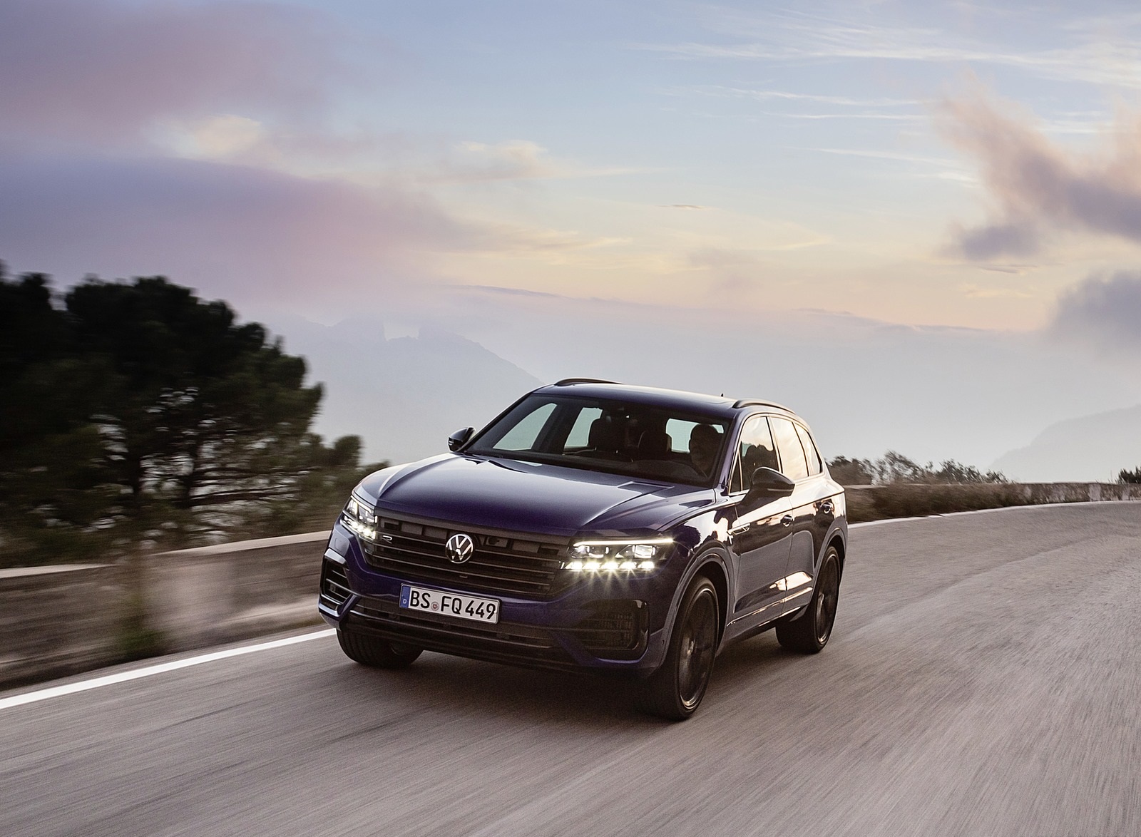 2021 Volkswagen Touareg R Plug-In Hybrid Front Three-Quarter Wallpapers (4)