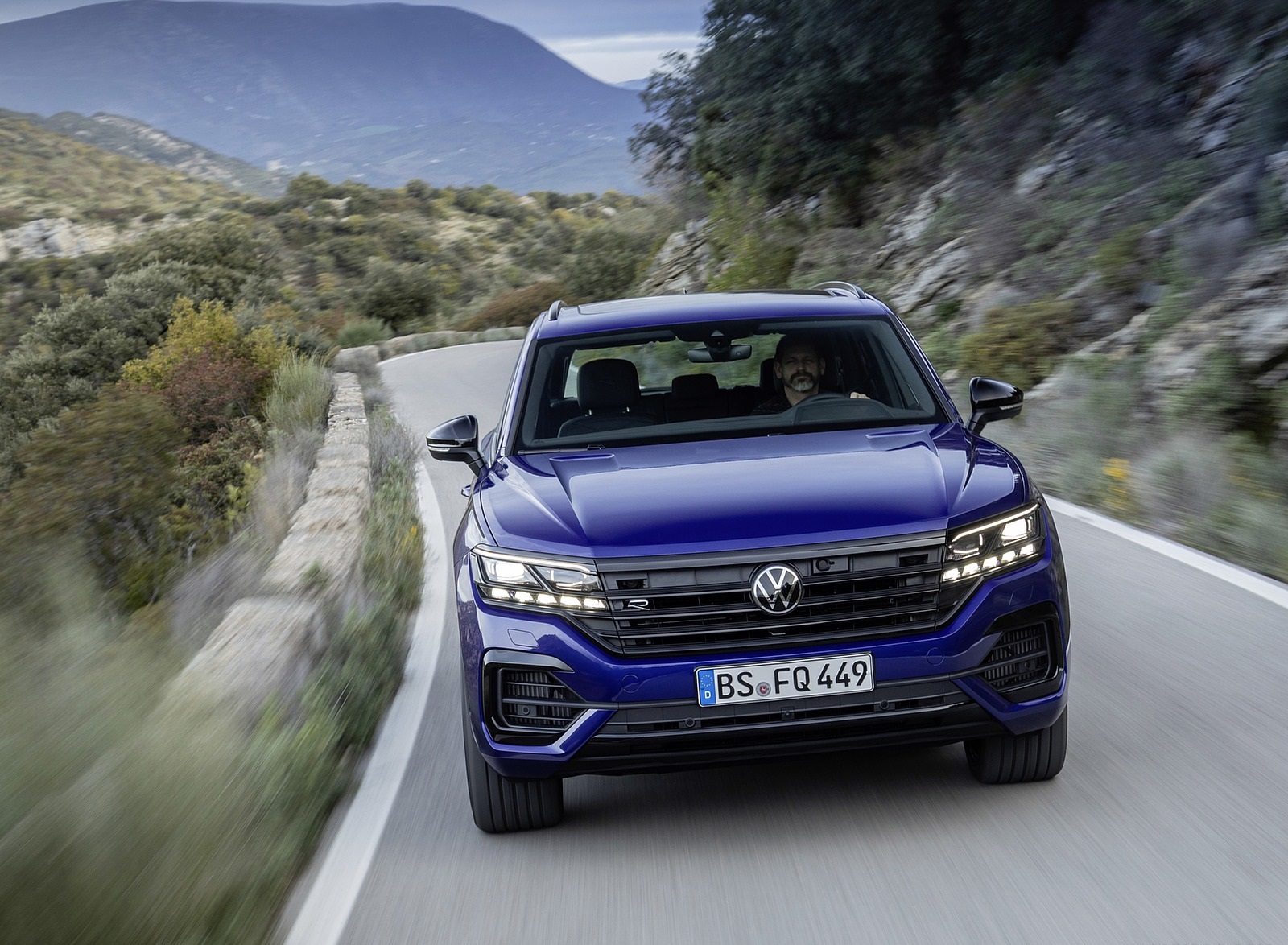 2021 Volkswagen Touareg R Plug-In Hybrid Front Wallpapers (5)