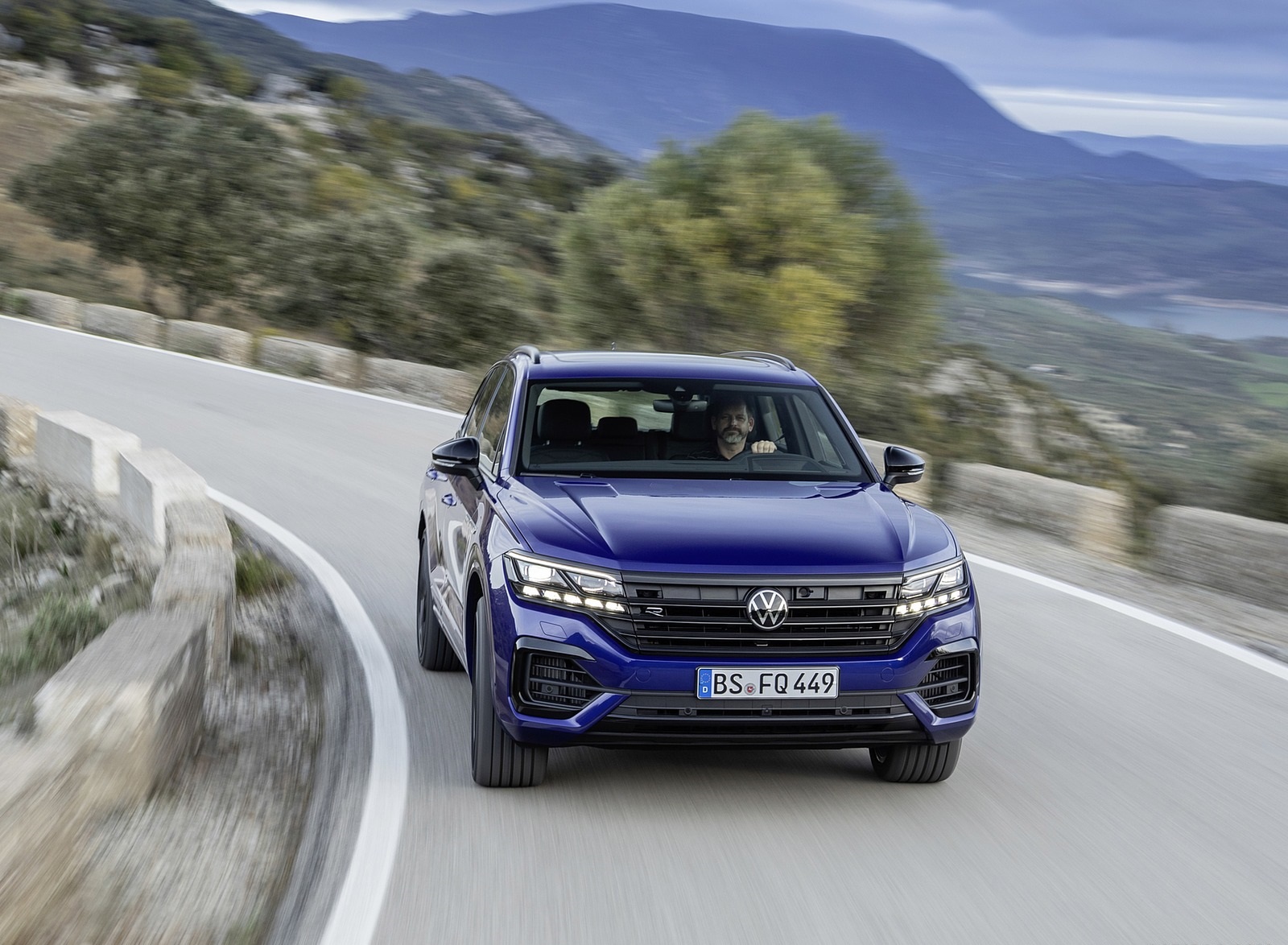2021 Volkswagen Touareg R Plug-In Hybrid Front Wallpapers (2)