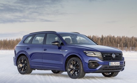 2021 Volkswagen Touareg R Plug-In Hybrid In Snow Front Three-Quarter Wallpapers 450x275 (75)
