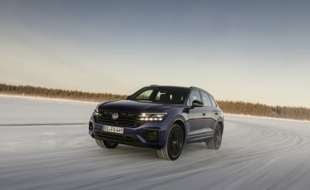 2021 Volkswagen Touareg R Plug-In Hybrid In Snow Front Three-Quarter Wallpapers 450x275 (57)