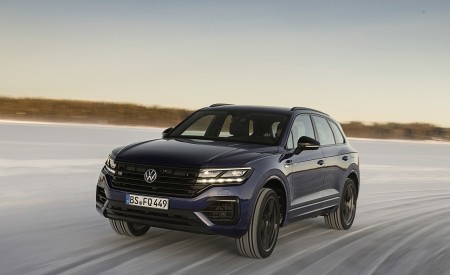 2021 Volkswagen Touareg R Plug-In Hybrid In Snow Front Three-Quarter Wallpapers 450x275 (58)