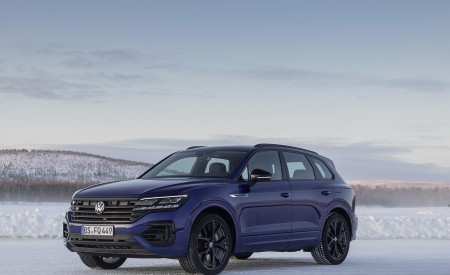 2021 Volkswagen Touareg R Plug-In Hybrid In Snow Front Three-Quarter Wallpapers 450x275 (77)