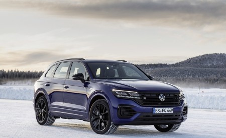 2021 Volkswagen Touareg R Plug-In Hybrid In Snow Front Three-Quarter Wallpapers 450x275 (82)