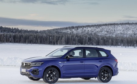 2021 Volkswagen Touareg R Plug-In Hybrid In Snow Front Three-Quarter Wallpapers 450x275 (78)