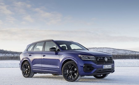 2021 Volkswagen Touareg R Plug-In Hybrid In Snow Front Three-Quarter Wallpapers 450x275 (79)
