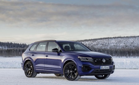 2021 Volkswagen Touareg R Plug-In Hybrid In Snow Front Three-Quarter Wallpapers 450x275 (80)