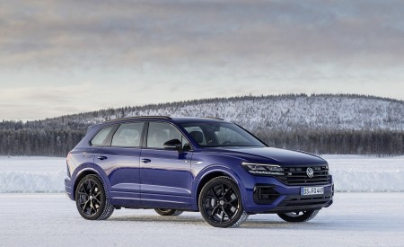 2021 Volkswagen Touareg R Plug-In Hybrid In Snow Front Three-Quarter Wallpapers 450x275 (81)