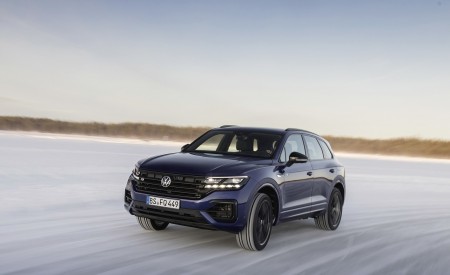 2021 Volkswagen Touareg R Plug-In Hybrid In Snow Front Three-Quarter Wallpapers 450x275 (59)