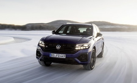 2021 Volkswagen Touareg R Plug-In Hybrid In Snow Front Wallpapers 450x275 (60)