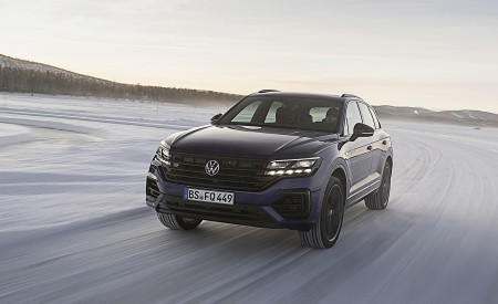 2021 Volkswagen Touareg R Plug-In Hybrid In Snow Front Wallpapers 450x275 (61)