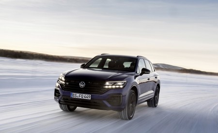 2021 Volkswagen Touareg R Plug-In Hybrid In Snow Front Wallpapers 450x275 (62)
