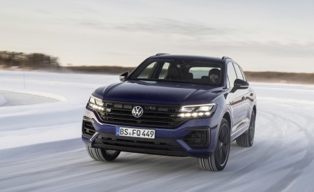 2021 Volkswagen Touareg R Plug-In Hybrid In Snow Front Wallpapers 450x275 (63)