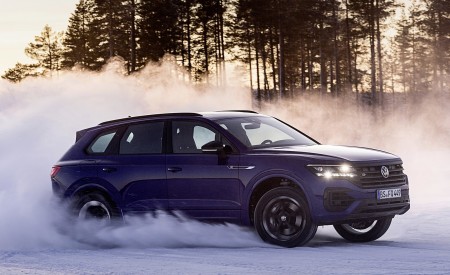 2021 Volkswagen Touareg R Plug-In Hybrid In Snow Off-Road Wallpapers 450x275 (64)