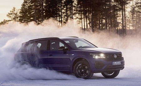 2021 Volkswagen Touareg R Plug-In Hybrid In Snow Off-Road Wallpapers 450x275 (65)