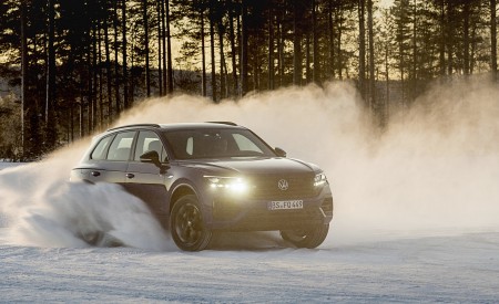2021 Volkswagen Touareg R Plug-In Hybrid In Snow Off-Road Wallpapers 450x275 (66)