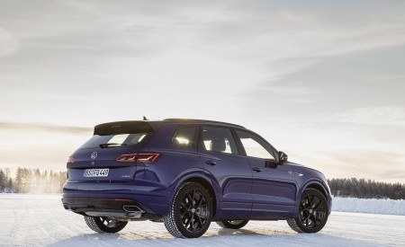 2021 Volkswagen Touareg R Plug-In Hybrid In Snow Rear Three-Quarter Wallpapers 450x275 (83)