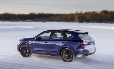 2021 Volkswagen Touareg R Plug-In Hybrid In Snow Rear Three-Quarter Wallpapers 450x275 (67)