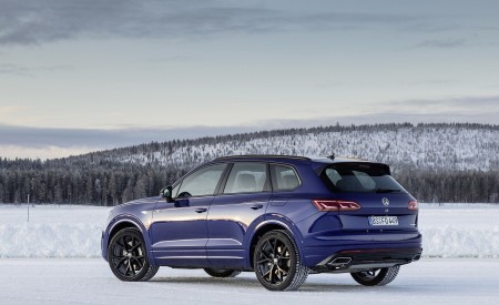 2021 Volkswagen Touareg R Plug-In Hybrid In Snow Rear Three-Quarter Wallpapers 450x275 (84)