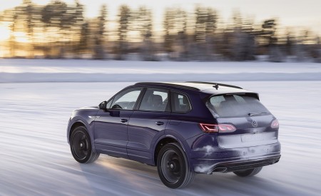 2021 Volkswagen Touareg R Plug-In Hybrid In Snow Rear Three-Quarter Wallpapers 450x275 (68)