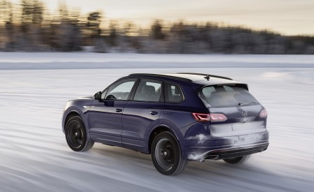 2021 Volkswagen Touareg R Plug-In Hybrid In Snow Rear Three-Quarter Wallpapers 450x275 (69)