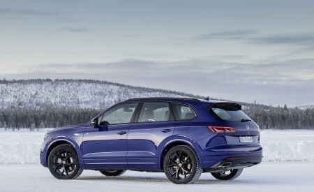 2021 Volkswagen Touareg R Plug-In Hybrid In Snow Rear Three-Quarter Wallpapers 450x275 (85)