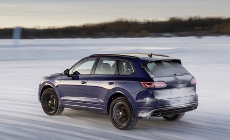 2021 Volkswagen Touareg R Plug-In Hybrid In Snow Rear Three-Quarter Wallpapers 450x275 (70)