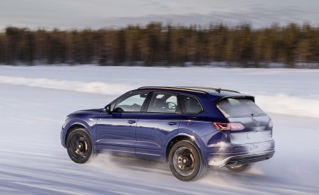 2021 Volkswagen Touareg R Plug-In Hybrid In Snow Rear Three-Quarter Wallpapers 450x275 (71)