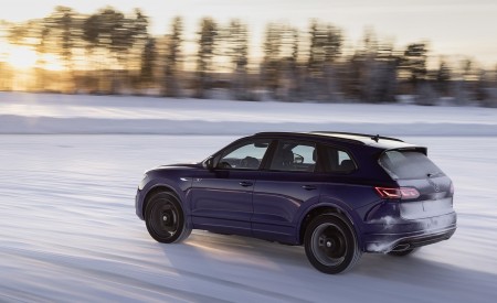 2021 Volkswagen Touareg R Plug-In Hybrid In Snow Rear Three-Quarter Wallpapers 450x275 (72)