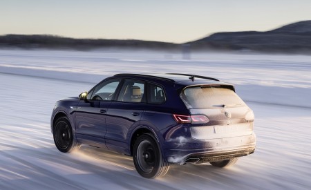 2021 Volkswagen Touareg R Plug-In Hybrid In Snow Rear Wallpapers 450x275 (73)