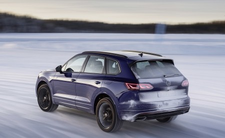 2021 Volkswagen Touareg R Plug-In Hybrid In Snow Rear Wallpapers 450x275 (74)