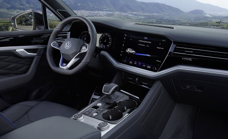 2021 Volkswagen Touareg R Plug-In Hybrid Interior Wallpapers 450x275 (48)
