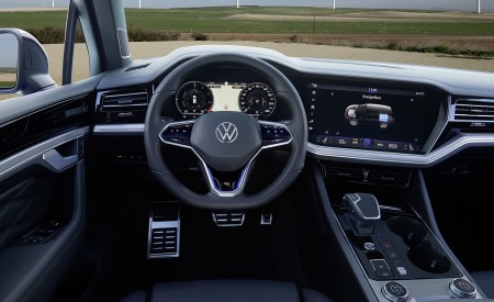 2021 Volkswagen Touareg R Plug-In Hybrid Interior Wallpapers 450x275 (49)