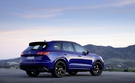 2021 Volkswagen Touareg R Plug-In Hybrid Rear Three-Quarter Wallpapers 450x275 (28)