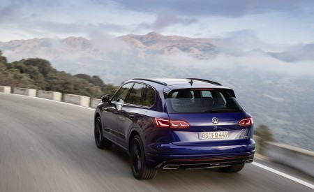 2021 Volkswagen Touareg R Plug-In Hybrid Rear Three-Quarter Wallpapers 450x275 (6)