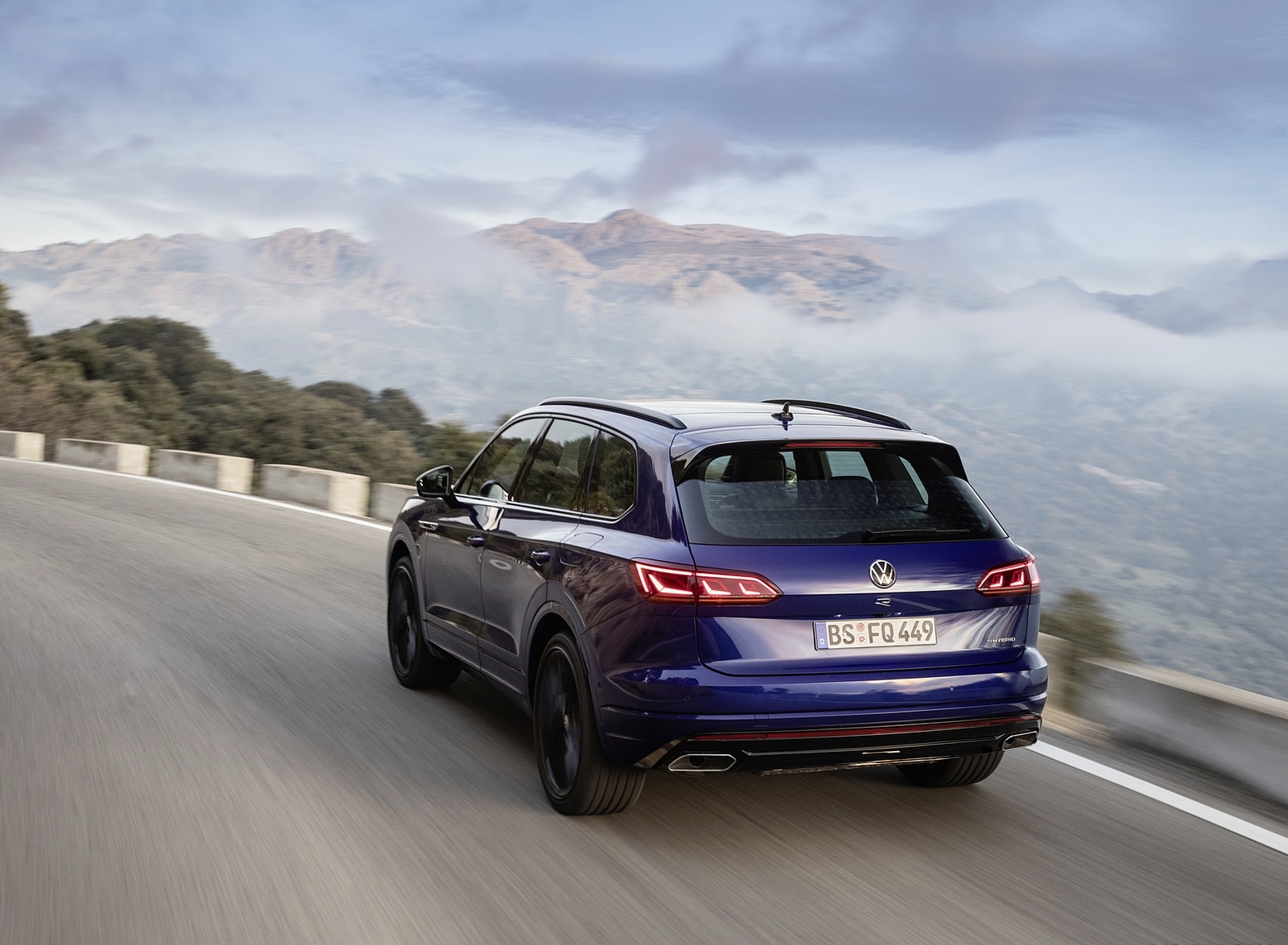 2021 Volkswagen Touareg R Plug-In Hybrid Rear Three-Quarter Wallpapers (6)