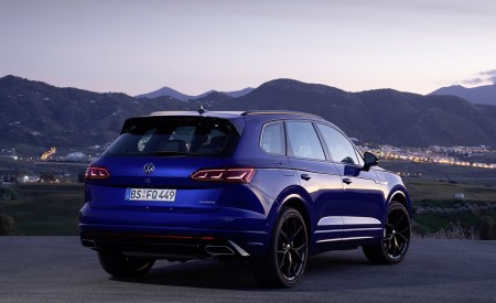 2021 Volkswagen Touareg R Plug-In Hybrid Rear Three-Quarter Wallpapers 450x275 (29)
