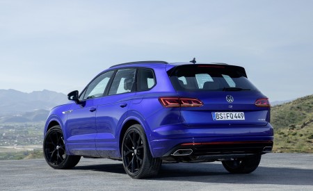2021 Volkswagen Touareg R Plug-In Hybrid Rear Three-Quarter Wallpapers 450x275 (30)