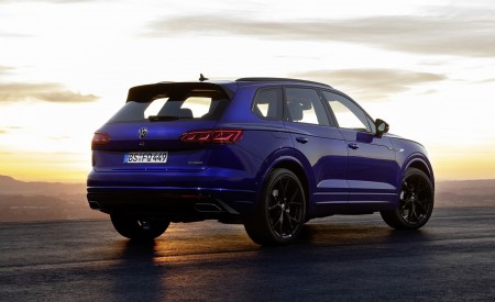 2021 Volkswagen Touareg R Plug-In Hybrid Rear Three-Quarter Wallpapers 450x275 (32)