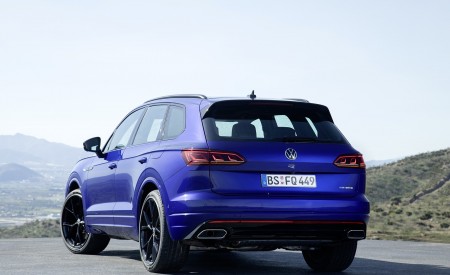 2021 Volkswagen Touareg R Plug-In Hybrid Rear Three-Quarter Wallpapers 450x275 (31)