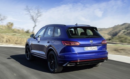 2021 Volkswagen Touareg R Plug-In Hybrid Rear Three-Quarter Wallpapers 450x275 (7)