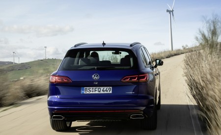 2021 Volkswagen Touareg R Plug-In Hybrid Rear Wallpapers 450x275 (8)